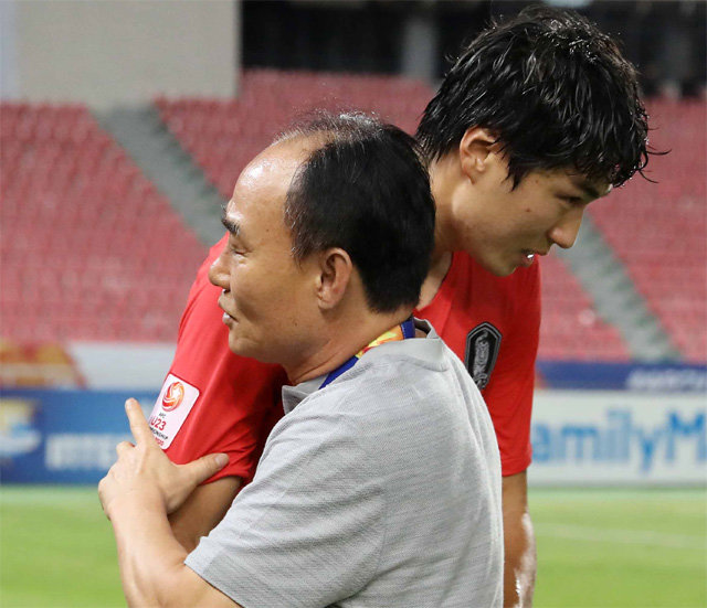 26일 결승전에서 골을 넣은 정태욱(왼쪽)과 포옹하고 있는 김학범 감독. 방콕=뉴스1