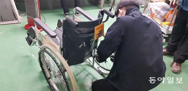 21일 경기 고양시 명지병원에서 박인철 씨가 휠체어를 수리하고 있다. 고양=송혜미 기자 1am@donga.com