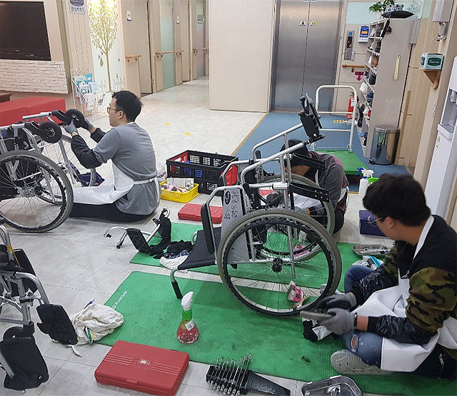 발달장애인들이 휠마스터 교육을 받는 모습. 경기북부장애인가족지원센터 제공
