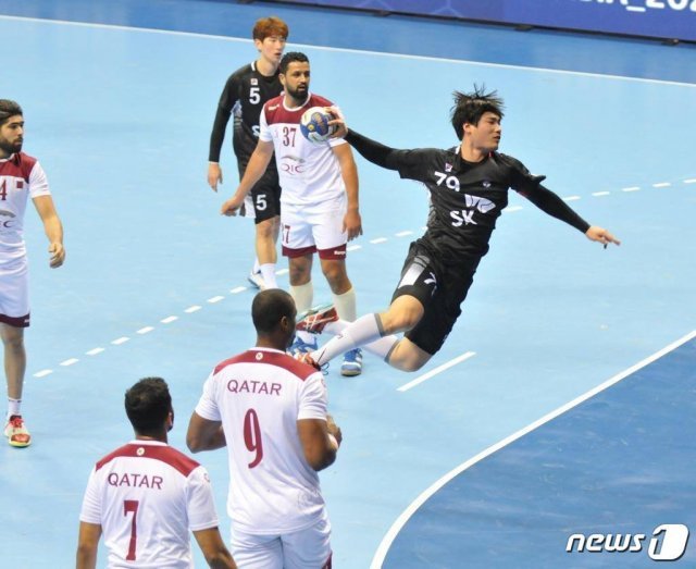 한국 대표팀의 박세웅이 제19회 아시아남자핸드볼선수권 대회 결승전 카타르와의 경기에서 슛을 하고 있다. (대한핸드볼협회 제공) © 뉴스1