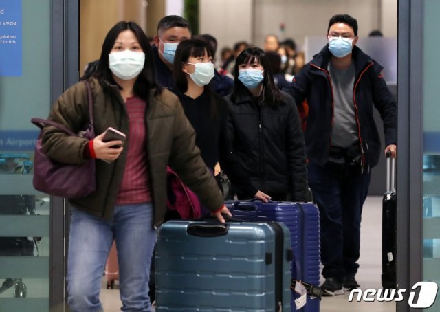 신종 코로나바이러스 감염증(우한폐렴)으로 중국과 제주를 잇는 하늘길이 얼어붙었다. 지난 27일 오후 인천국제공항 제1여객터미널에서 마스크를 쓴 승객들이 입국하고 있다. © News1