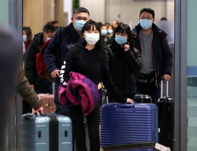 국내 네 번째 우한 폐렴(신종 코로나바이러스) 확진환자가 발생한 가운데 27일 오후 인천국제공항 제1여객터미널에서 마스크를 쓴 승객들이 입국하고 있다. 사진=뉴스1