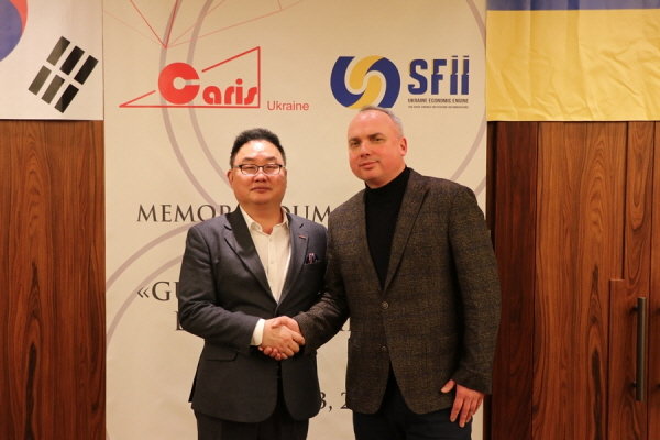 유철 카리스 대표(왼쪽)와 볼로디미르 스타브니우크(Volodymyr Stavniuk) 우크라이나 국영금융공사(SFII) 사장
