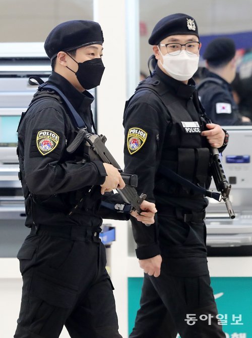 마스크를 착용한 인천공항경찰대원들이 인천국제공항 2터미널 입국장에서 경비하고 있다.