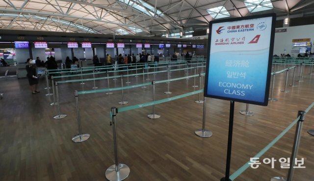 인천공항 제1터미널의 중국 항공사 티켓 발권 창구가 한산하다.