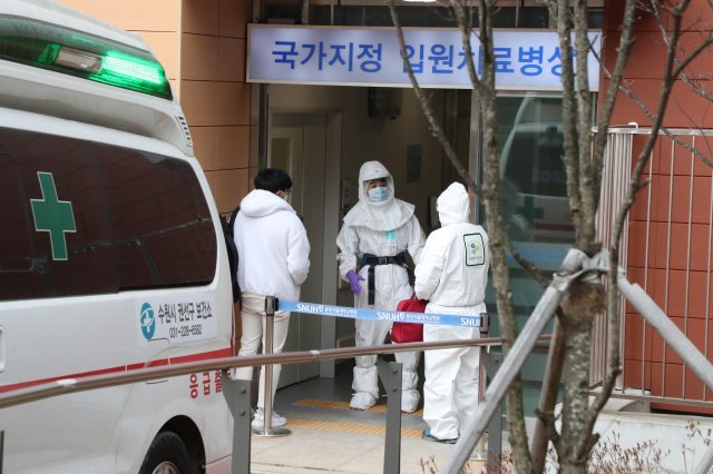 우한폐렴 의심환자들이 국가지정 입원병동이 마련된 경기도 성남시 분당구 분당서울대병원에 이송 되고 있다.
