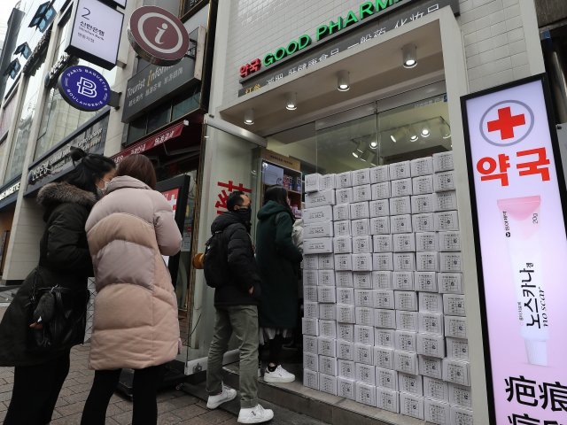 서울 중구 명동 일대 약국에 마스크를 사려는 외국인 관광객들이 줄을 잇고 있다.
