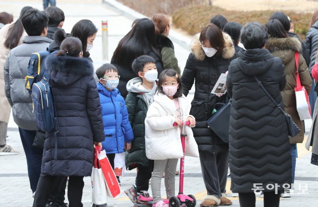서울 한 초등학교 학생들이 수업을 마치고 학부모와 함께 하교하고 있다.