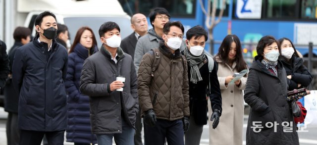 설 연휴가 끝난 28일 오전 서울 종로구 광화문 네거리에서 마스크를 쓴 시민들이 출근하고 있다.