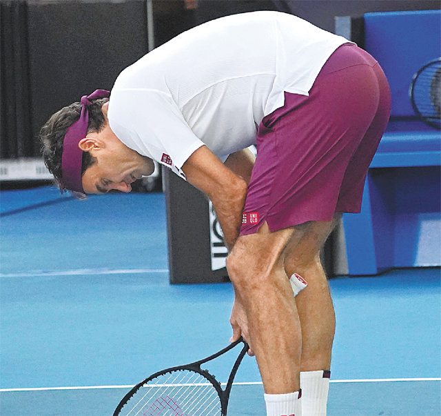 ‘테니스 황제’ 로저 페더러(3위·스위스)가 28일 호주 멜버른에서 열린 호주오픈 남자 단식 8강에서 테니스 샌드그런(100위·미국)에게 3-2로 가까스로 이긴 뒤 지친 모습을 보이고 있다. 멜버른=AP 뉴시스