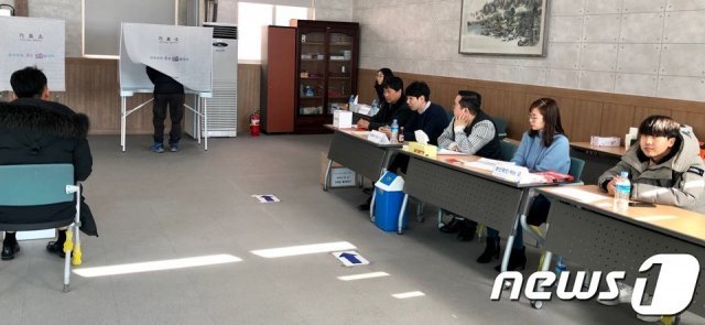 대구통합공항 이전지 결정을 위한 경북 군위·의성 주민투표가 실시된 21일 오전 군위군 군위읍 제4투표소에서 선거관리위원회 관계자와 참관인들이 지켜보는 가운데 주민들이 투표를 하고 있다. © News1