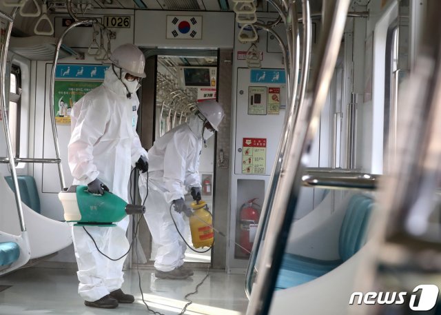 29일 오전 인천시 계양구 인천교통공사 귤현차량기지 전동차량에서 공사 관계자들이 신종 코로나바이러스 감염증(우한폐렴) 확산 예방을 위한 방역작업을 하고 있다. © News1