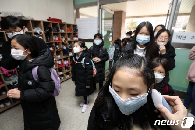 29일 오전 경기도 수원의 한 초등학교에서 우한폐렴(신종 코로나바이러스 감염증) 예방을 위해 아이들이 줄 서서 체온 측정을 받고 있다. 2020.1.29/뉴스1 © News1