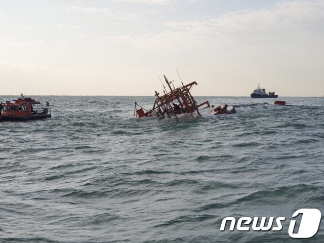 29일 오전 7시48분께 울산 울주군 간절곶 남방 3.6Km 해상에서 에쓰오일의 해상원유이송시설인 ‘부이’(buoy)가 파손돼 기름이 유출, 해경이 방제작업을 벌이고 있다. (울산해경 제공)