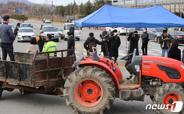 29일 오후 중국 우한시에 있는 교민들의 격리 시설로 알려진 충남 아산 경찰인재개발원 입구에서 주민들이 길을 막고 차량 진입을 통제하고 있다. © News1