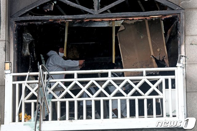 국립과학수사대가 지난 26일 오전 강원 동해시 묵호진동 한 펜션에서 전날 발생한 화재 사고 현장을 감식하고 있다.  © News1