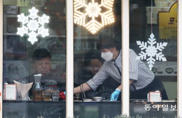 29일 오전 서울 중구 명동의 한 음식점에서 직원들이 마스크를 쓰고 서빙을 하고 있다. 양회성 기자 yohan@donga.com