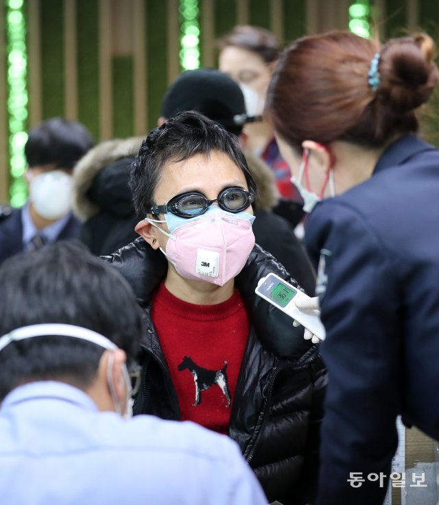 수영용 안경을 끼고 입국. 중국인 여행자가 물안경을 착용한 채 인천공항에서 전수발열검사를 받고 있다. 전영한 기자 scoopjyh@donga.com