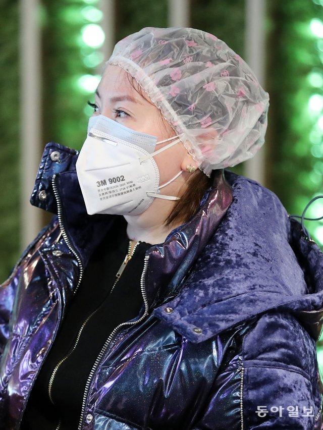 한 중국인 여행자가 헤어캡을 머리에 덮어 쓰고 발열검사대를 지나고 있다. 전영한 기자 scoopjyh@donga.com