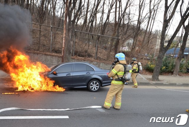 29일 오후 2시58분께 인천시 남동구 장수동 장수지하차도 인근 도로를 달리던 벤츠 C220에서 불이 났다는 신고가 119로 접수돼 출동한 소방대원들이 진화작업을 하고 있다.(남동소방서 제공)