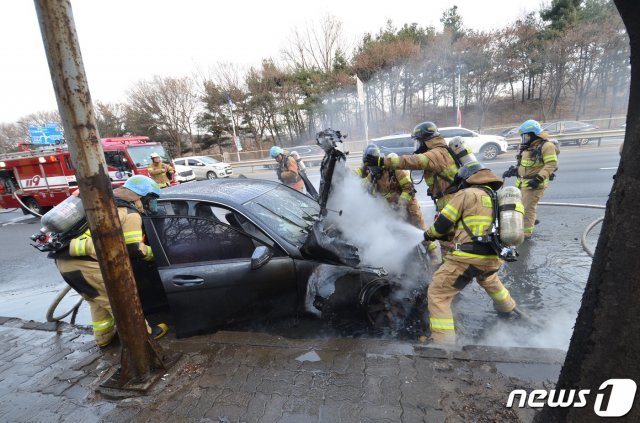 29일 오후 2시58분께 인천시 남동구 장수동 장수지하차도 인근 도로를 달리던 벤츠 C220에서 불이 났다는 신고가 119로 접수돼 출동한 소방대원들이 진화작업을 하고 있다.(남동소방서 제공)