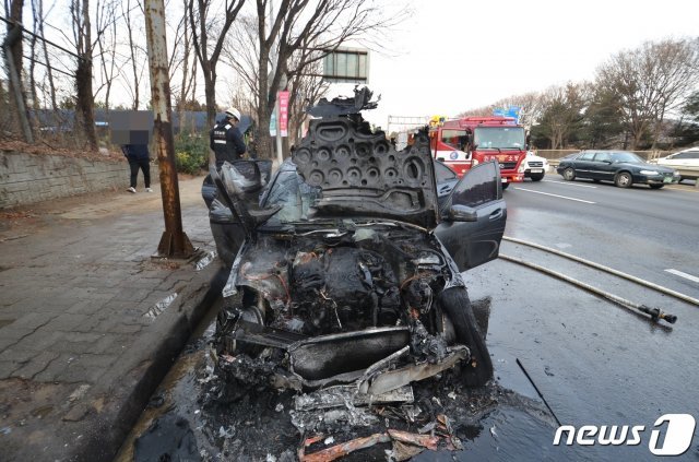 29일 오후 2시58분께 인천시 남동구 장수동 장수지하차도 인근 도로를 달리던 벤츠 C220에서 불이 났다는 신고가 119로 접수돼 신고를 받고 출동한 소방대원들이 진화작업을 하고 있다.(남동소방서 제공)