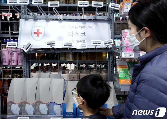 국내 우한 폐렴(신종 코로나바이러스) 네 번째 확진 환자가 발생하면서 국민들의 불안감이 높아지고 있는 27일 서울 시내 대형마트 마스크 판매대가 품절로 텅 비어 있다. 마스크를 구매하기 위해 마트를 찾은 가족이 텅 빈 매대를 바라보고 있다. © News1