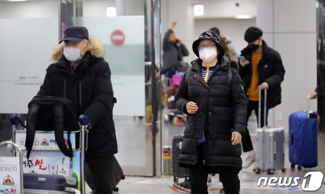 신종 코로나바이러스 감염증(우한폐렴)이 확산하는 가운데 29일 오후 제주국제공항에 도착한 여행객들이 마스크를 쓰고 입국장에 들어서고 있다.2020.1.29/뉴스1 © News1