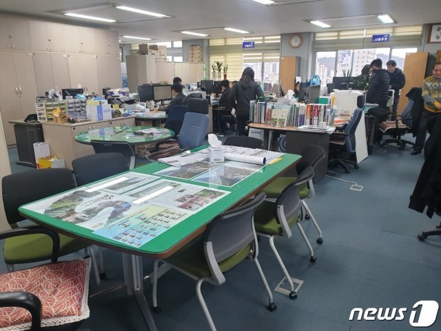 경남경찰청이 29일 진주시청을 압수수색 했다. 사진은 압수수색 뒤 어수선한 해당부서 모습 © 뉴스1