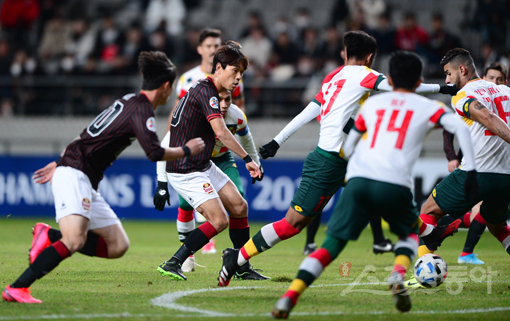 중국 우한에서 발병한 신종 코로나 바이러스의 여파로 축구계는 초비상이다. 아시아축구연맹(AFC)은 챔피언스리그 중국 클럽의 홈경기
 일정 조정에 나섰다. 28일 서울월드컵경기장에서 열린 FC서울-케다FA의 AFC 챔피언스리그 플레이오프 경기 장면. 상암｜주현희 기자