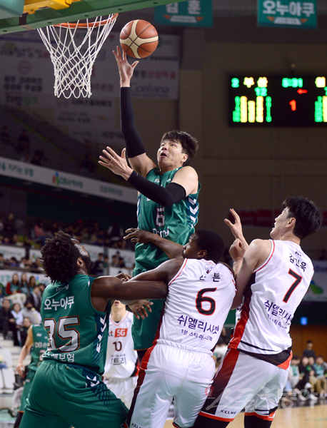 프로농구는 바야흐로 공격농구 시대다. 더 이상 수비만 해서는 이길 수 없다. 김종규(사진 가운데), 두경민, 허웅 등을 앞세워 빠른 농구를 추구하는 DB는 폭발적인 득점력으로 프로농구 무대를 주름잡고 있다. 스포츠동아DB