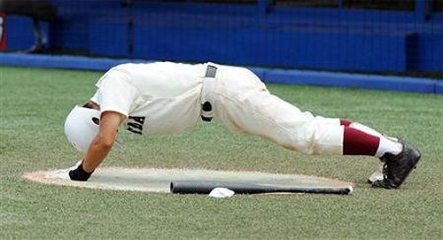 고시엔 대회서 타격 전 팔굽혀펴기 운동하는 안권수. 온라인 커뮤니티 캡처
