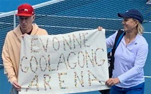 존 매킨로(왼쪽)와 마르티나 나브라틸로바가 ‘이본 굴라공 아레나(Evonne Goolagong Arena)’라고 적힌 현수막을 펼쳐 보이고 있다. 사진 출처 트위터