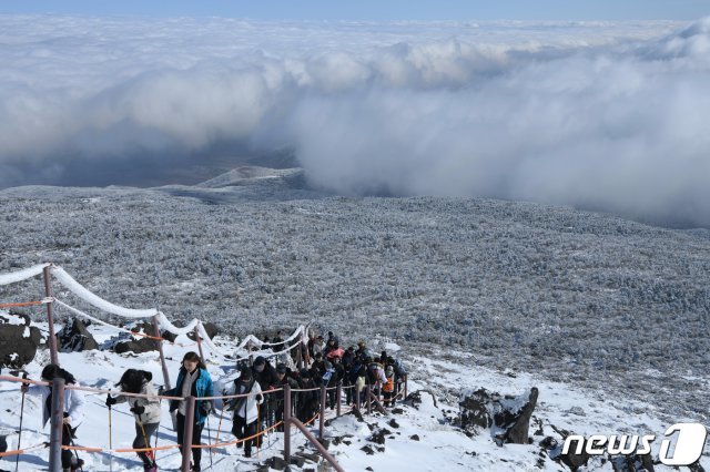 지난 15일 제주 한라산 정상인 백록담에 눈이 쌓여 장관을 이루고 있다. (난대아열대산림연구소 제공) 2020.1.15 /뉴스1 © News1