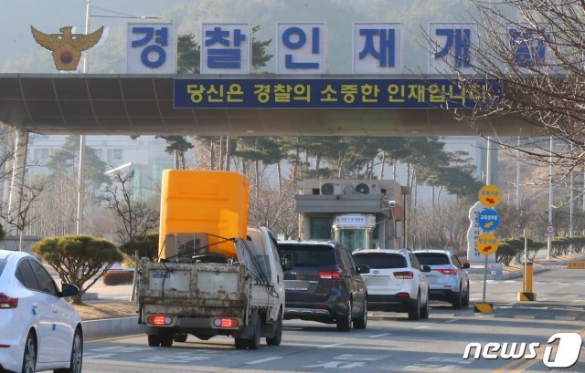 (아산=뉴스1) 김기태 기자 = 30일 오전 중국 우한에서 귀국하는 교민들이 수용될 충남 아산 경찰인재개발원 정문에 방역차량으로 보이는 차량이 출입하고 있다. 신종 코로나바이러스 감염증(우한 폐렴) 발원지인 중국 후베이성 우한에서 전세기로 귀국하는 교민들은 충남 아산 경찰인재개발원과 충북 진천의 공무원인재개발원에 나눠 격리 수용될 예정이다. 2020.1.30/뉴스1