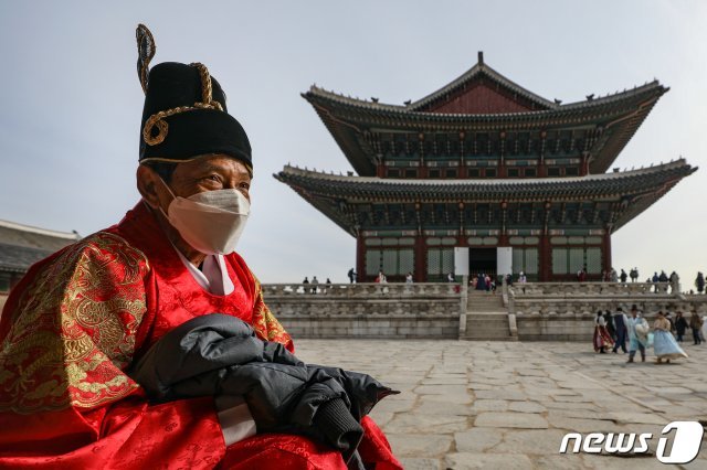 신종 코로나바이러스 감염증(우한폐렴) 확산에 대한 우려가 높아지고 있는 29일 오전 서울 경복궁을 찾은 중국인 등 외국인 관광객들이 마스크를 착용하고 경내를 둘러보고 있다. 2020.1.29/뉴스1 © News1