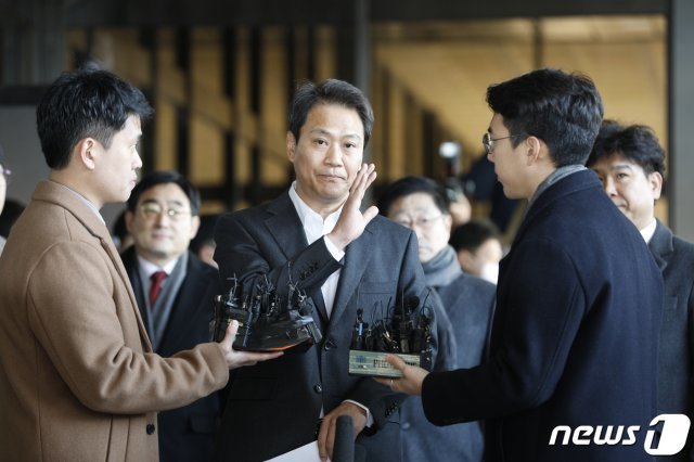 임종석 전 대통령 비서실장이 30일 오전 서울 서초구 서울중앙지방검찰청에서 선거개입 의혹과 관련해 피의자 신분으로 출석하고 있다.  /뉴스1 © News1