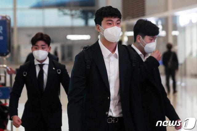 KIA 타이거즈 정혜영 등 선수들이 30일 오전 인천국제공항을 통해 출국하고 있다.© 뉴스1