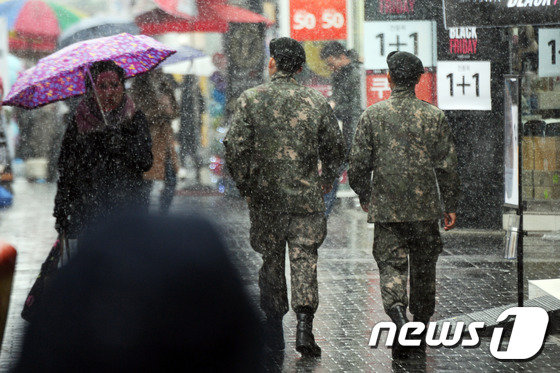 26일 오후 강원도 춘천시 명동 일대에서 군인 장병들이 올해 첫 눈을 맞으며 거리를 다니고 있다. 2016.11.26/뉴스1 © News1