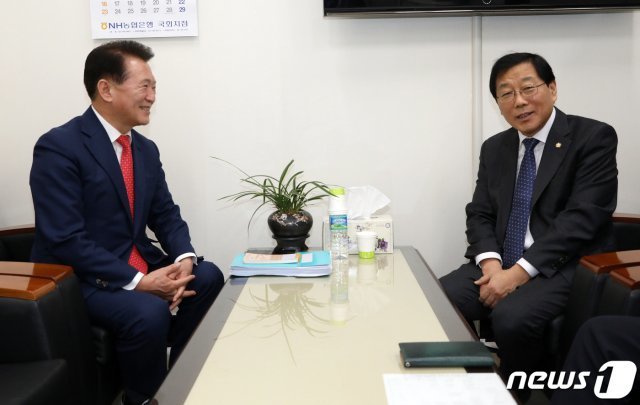 윤후덕 더불어민주당 원내수석부대표(오른쪽)와 김한표 자유한국당 원내수석부대표가 30일 오전 서울 여의도 국회에서 회동을 갖고 2월 임시국회 일정을 협의하고 있다. © News1