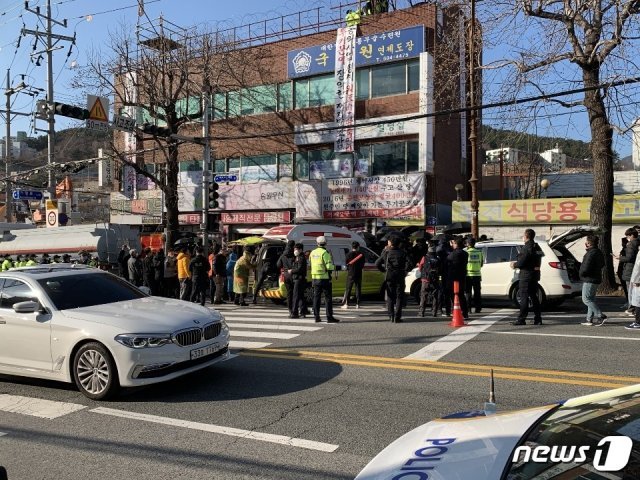 30일 오전 9시10분부터 부산 연제구 거제2구역 재개발 현장 3층 건물에서 원주민 15명이 농성을 벌이면서 법원 집행관 등과 대치 중이다.(부산지방경찰청 제공)© 뉴스1