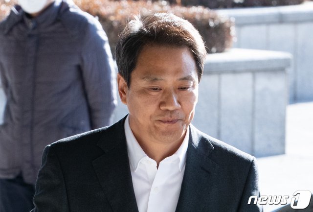 임종석 전 대통령 비서실장이 30일 오전 서울 서초구 서울중앙지방검찰청에 선거개입 의혹 관련 수사를 받기 위해 출석하고 있다.  News1