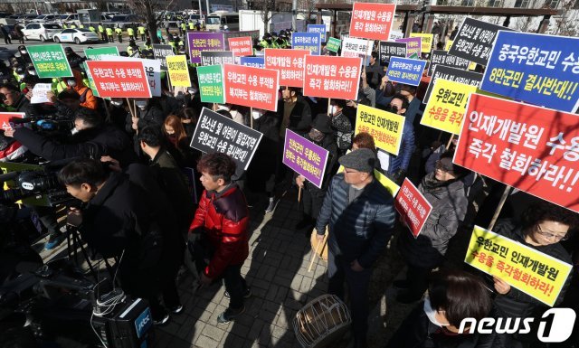 충북 진천군민들이 30일 오전 중국 우한 교민들이 수용될 충북 진천군 국가공무원인재개발원 앞에서 교민 수용계획을 철회하라고 촉구하고 있다. 당초 정부는 이날 오전 전세기 2편을 우한으로 보낼 예정이었지만 오후 1편으로 변경될 것으로 예상된다. 2020.1.30/뉴스1 © News1