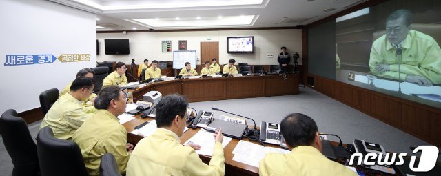 30일 오전 경기도청 재난상황실에서 열린 신종 코로나바이러스 감염증 대책 종합점검회의(영상회의)에서 이재명 경기도지사가 발언을 하고 있다.(경기도청 제공)/©뉴스1