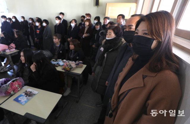 축하해주러 온 가족 및 지인들이 마스크를 쓰고 있다.