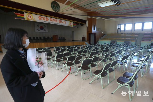 졸업생이 식이 열릴 예정이었던 대강당을 둘러보고 있다.