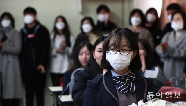신종 코로나 바이러스 감염증인 ‘우한 폐렴’이 중국 전역으로 급속히 확산되는 가운데 30일 오전 서울 관악구 미림여고에서 졸업식이 열리고 있다. 본래 대강당에서 열릴 예정이었던 졸업식은 집단 감염 우려로 학급별로 졸업식을 진행했다. 한 졸업생이 마스크를 쓰고 있다.