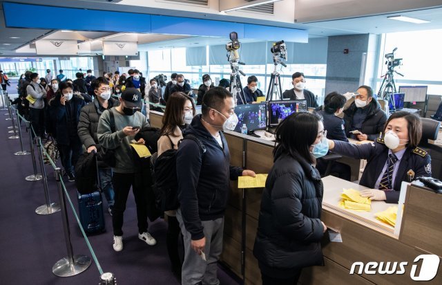 우한 폐렴(신종 코로나바이러스 감염증)의 국내 확산 우려가 커지고 있는 29일 오전 인천국제공항 제1여객터미널 입국장에서 중국 톈진에서 입국한 관광객들이 검역대를 통과하고 있다. 2020.1.29/뉴스1 © News1
