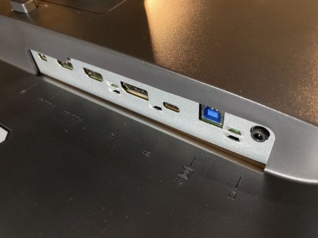 HDMI와 디스플레이포트 등 기본 입력 단자를 지원한다.(출처=IT동아)