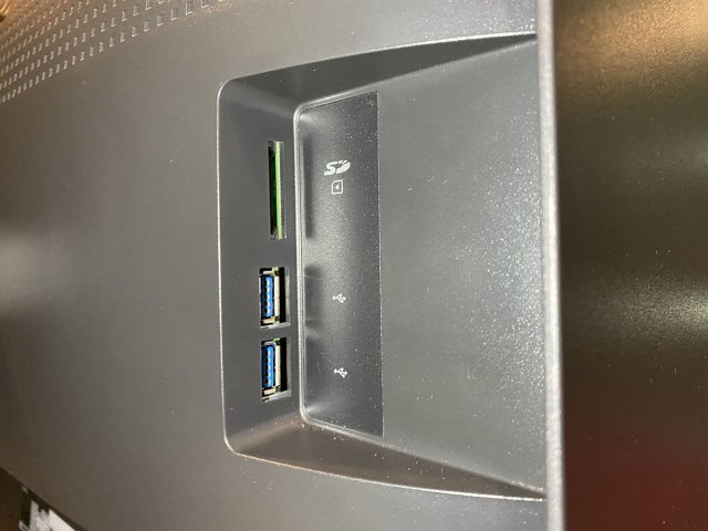 SD카드와 USB 입력이 가능하다. 단, 하단의 USB 단자를 PC에 연결해야 사용 가능하다.(출처=IT동아)
